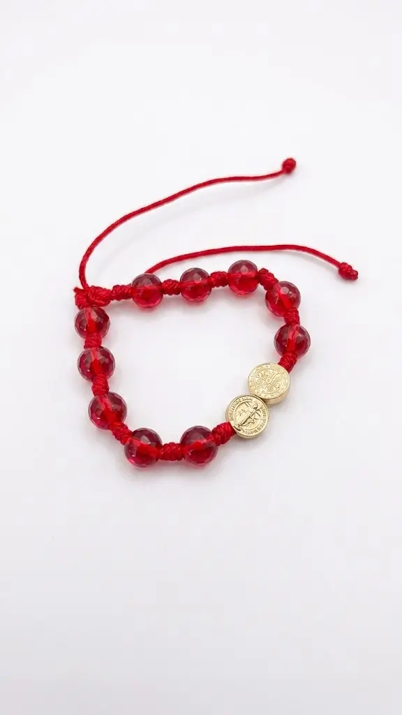 Pulsera roja con medalla de San Benito