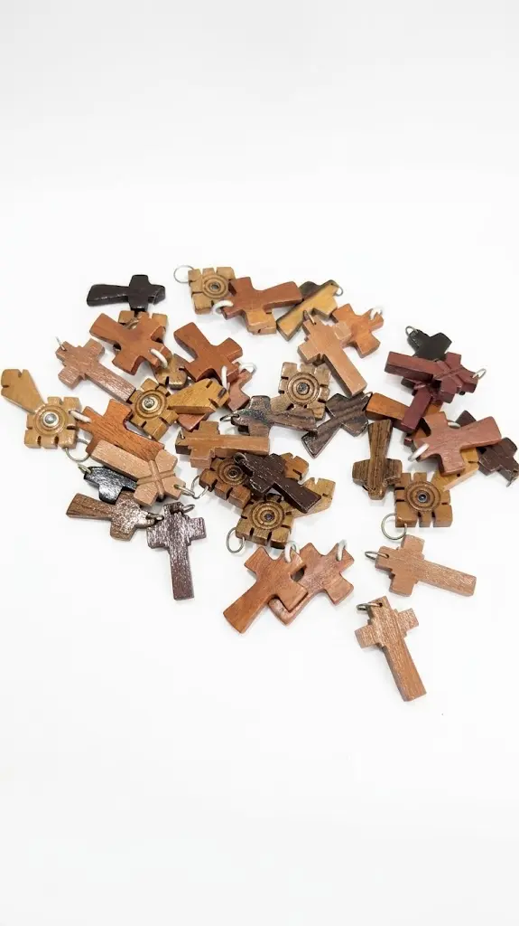 Cruces pequeñas de madera