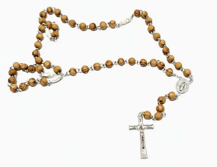 Rosario de madera con la medalla milagrosa