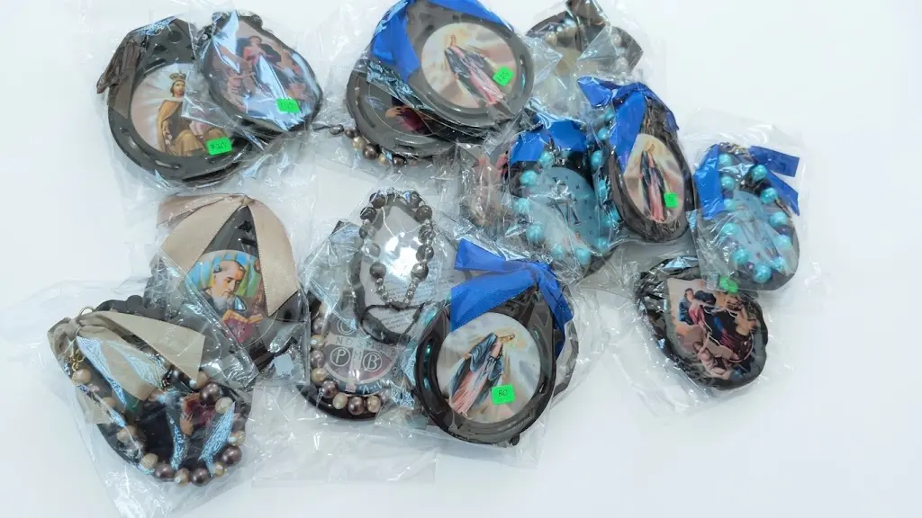 Medallones de San Benito y la Virgen en distintas advocaciónes