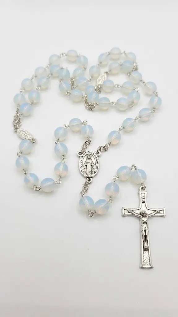 Rosario blanco con medalla de la Virgen María